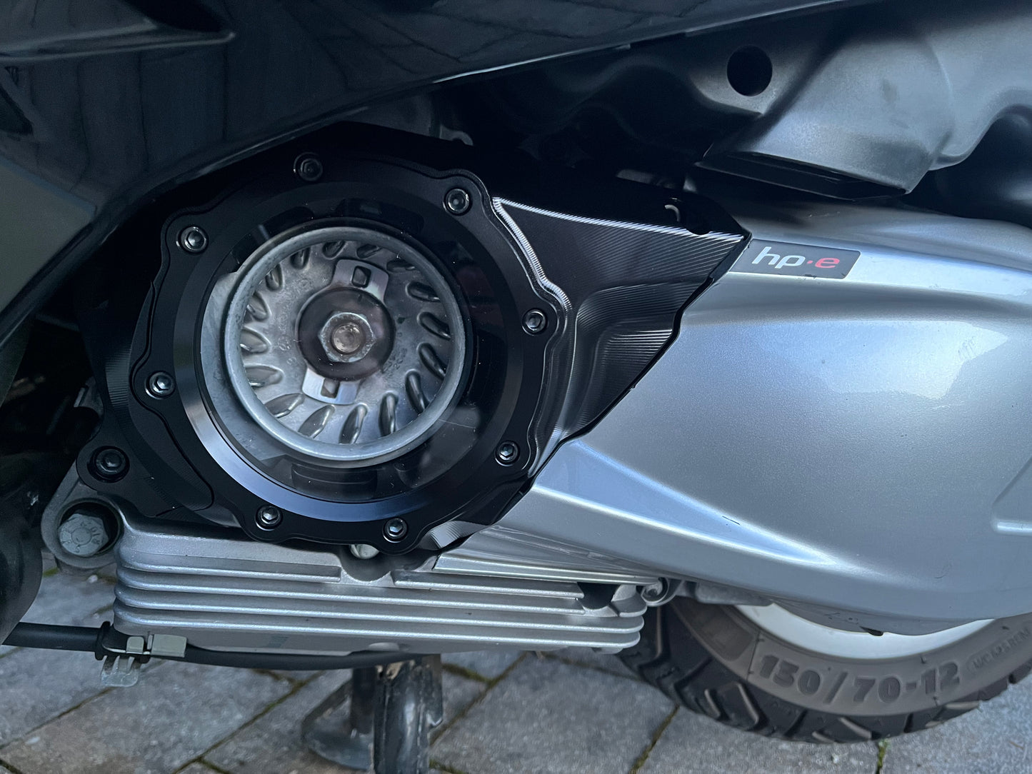 Variodeckel „V1“ BLACK EDITION mit Schauglas (schwarz/schwarz) passend für Vespa GTS/GTS Super/GTV 300ccm HPE (`19-`24)