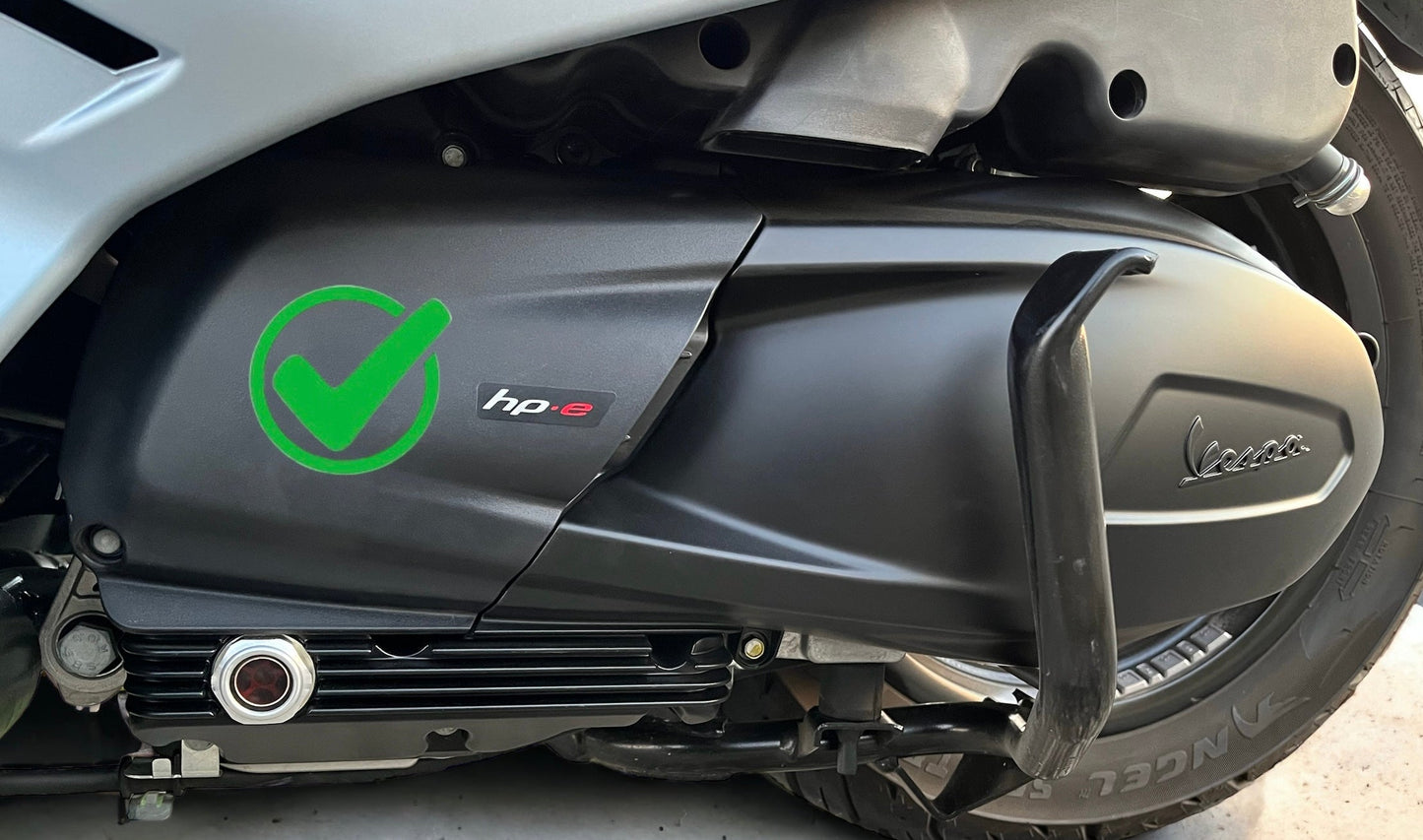 Variodeckel „V1“ BLACK EDITION mit Schauglas (silber/silber) passend für Vespa GTS/GTS Super/GTV 300ccm HPE (`19-)